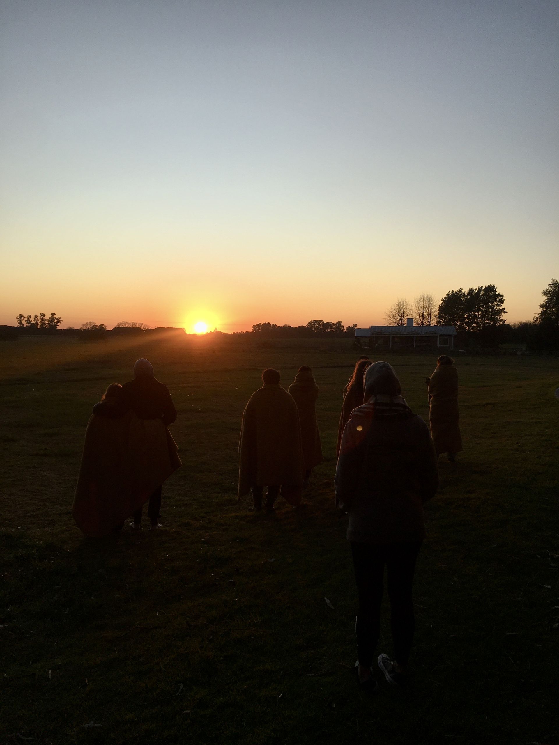 Grupo terapéutico de ReBond contemplando un amanecer durante un retiro intensivo